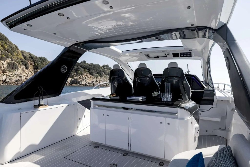 Azimut Verve cockpit bar
