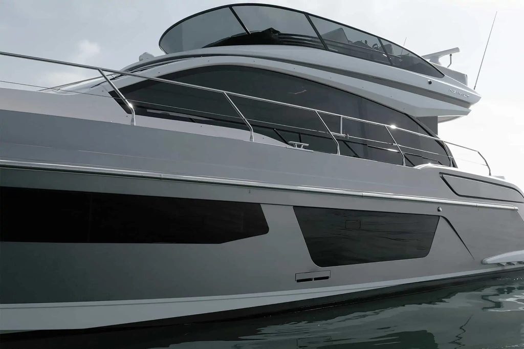 Azimut Fly exterior at sea