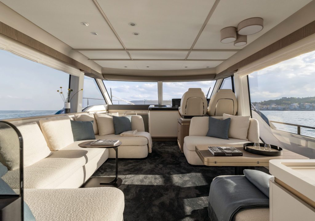 Azimut Magellano living area