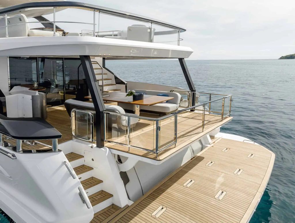 Azimut Grande 26M — Deck2Deck™ terrace