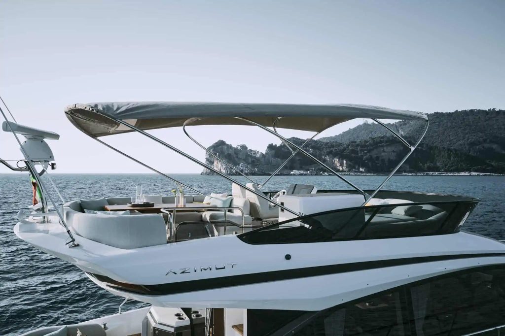 Azimut Fly flybridge with bimini