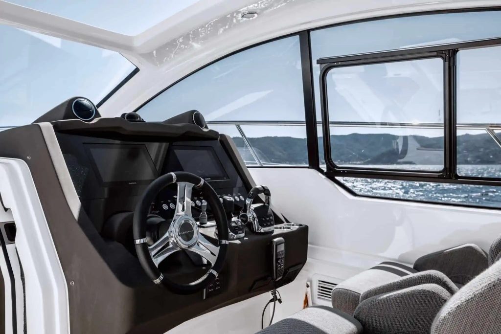 Azimut Atlantis helm station