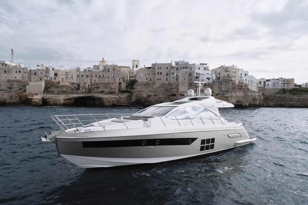 Azimut S6 underway