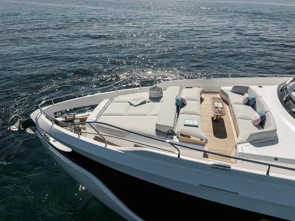 Azimut Grande bow exterior