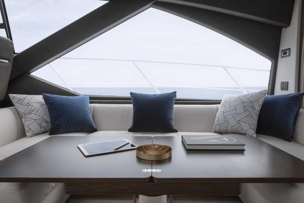 Azimut S6 — Cosy, elegant interiors