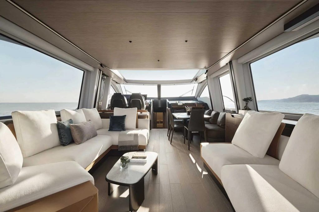 Azimut S8 — A main deck freed for guests