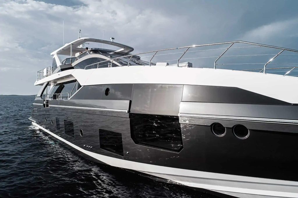 Azimut Grande 27M exterior profile