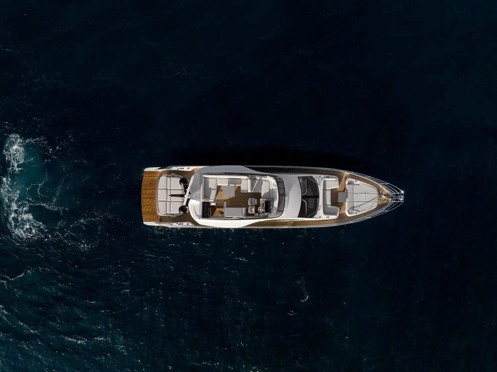 Azimut S7 — One continuous main deck