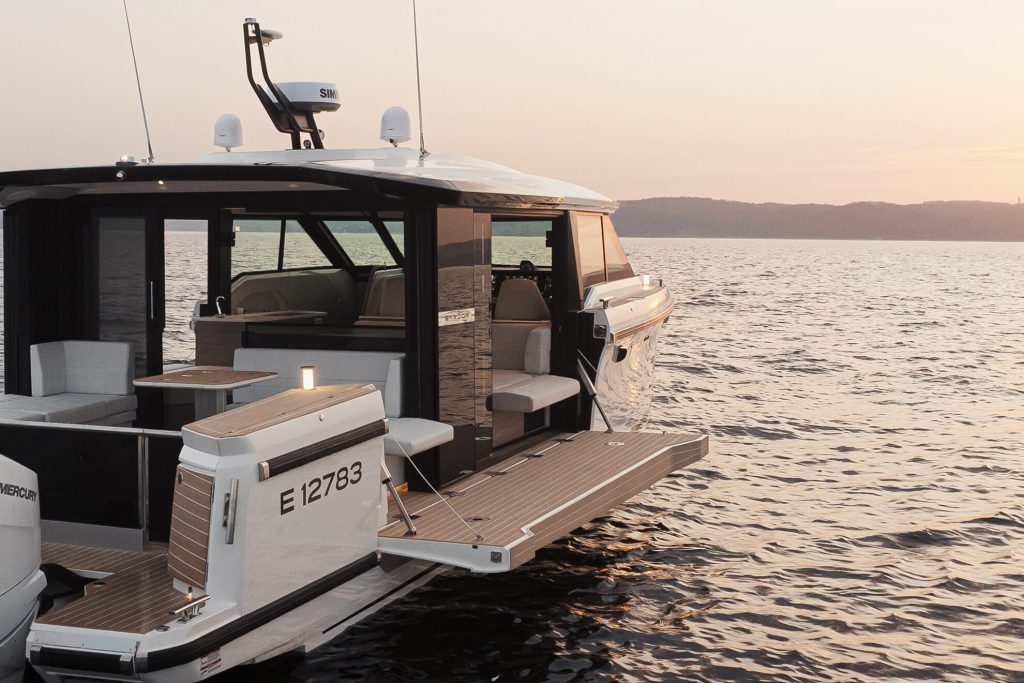 Saxdor 460 GTC with side terraces open