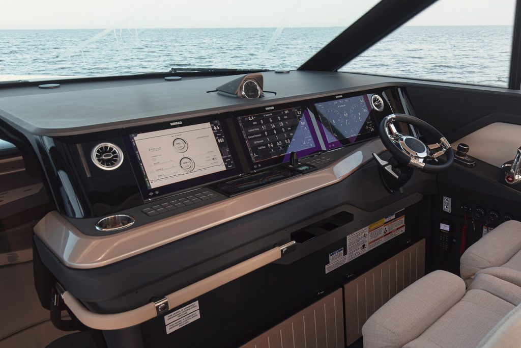Saxdor 460 GTC — A clean, low-profile helm