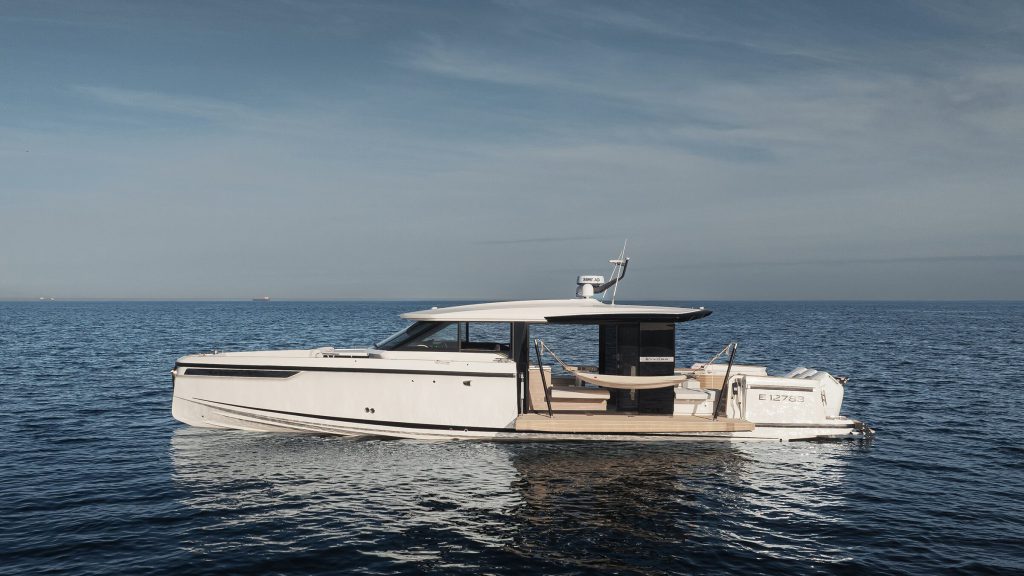 Saxdor 460 GTC open deck