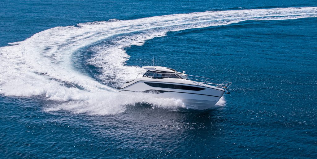 BAVARIA SR38 motor boat underway