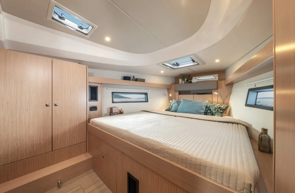Bavaria C42 — Bow cabin