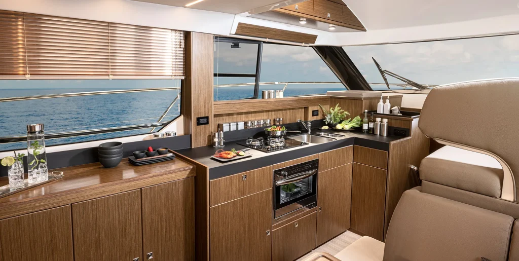 Bavaria VIRTESS 420 — Light-filled saloon