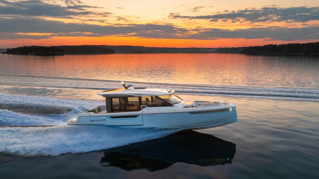 Saxdor 400 GTC running at sunset