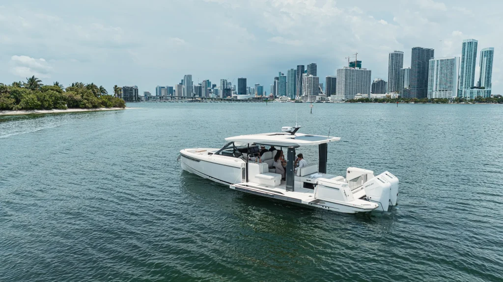 Saxdor 400 GTO cruising off the Miami skyline